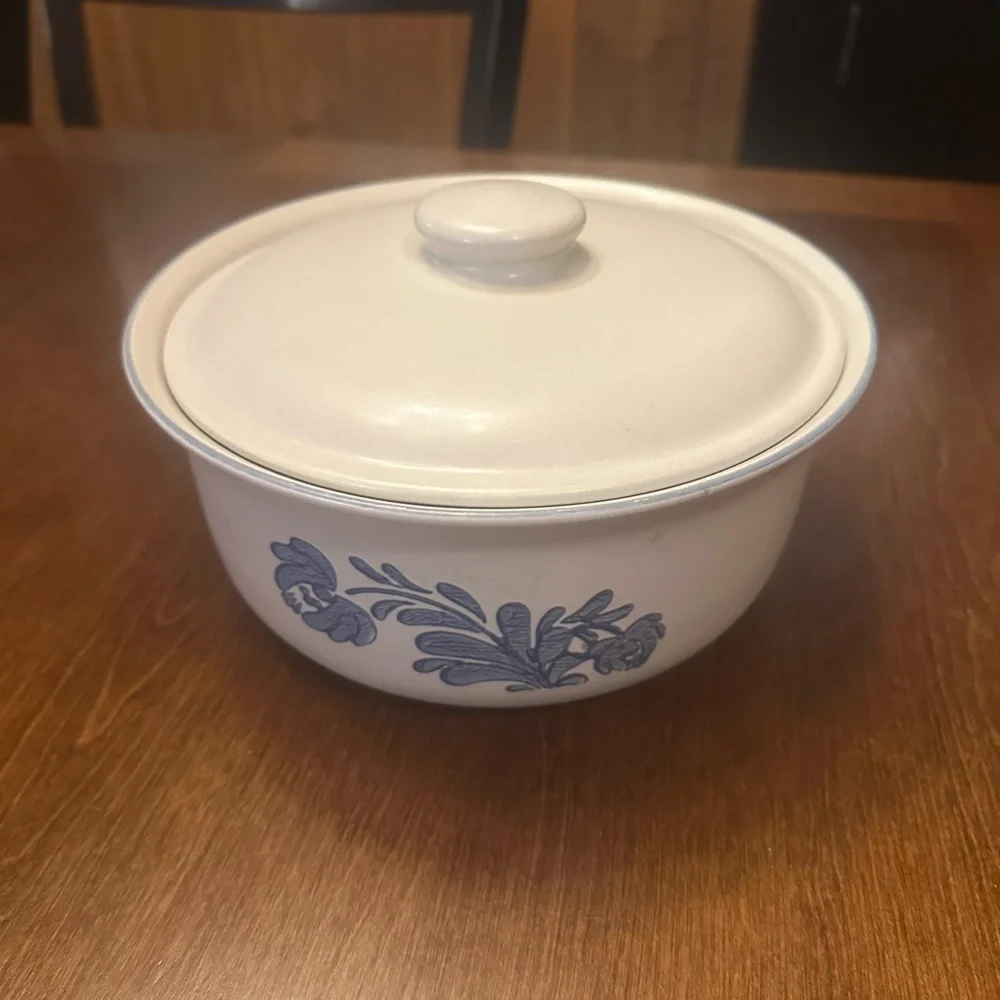 vintage Pfaltzgraff Yorktowne stoneware covered baking dish